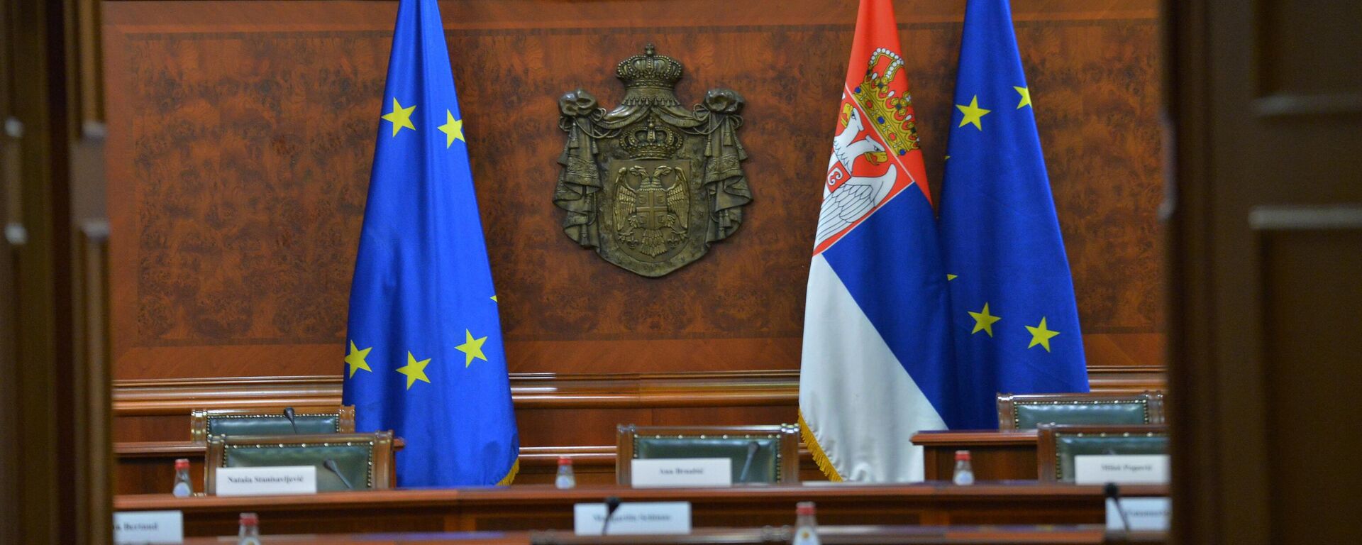 Zastave Srbije i EU kroz otvorena vrata - Sputnik Srbija, 1920, 04.09.2025