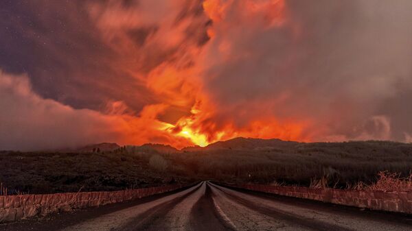 Lava iz vulkana Etna u Italiji - Sputnik Srbija