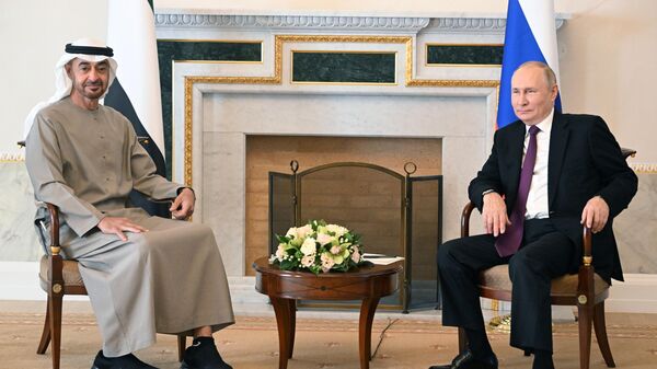 Predsednik Rusije Vladimir Putin i predsednik Ujedinjenih Arapskih Emirata Muhamed bin Zajed el Nahjan - Sputnik Srbija