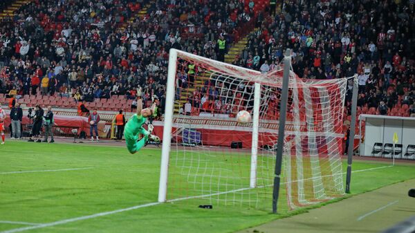Golman ekipe Ferencvaroš  Dibuš je na meču sa Crvenom zvezdom, četiri puta vadio loptu iz mreže - Sputnik Srbija