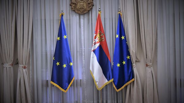 Zastava Srbije između zastava EU - Sputnik Srbija