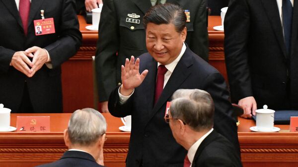 Kineski predsednik Si Đinping pozdravlja učesnike 20. kongresa Komunističke partije Kine (KPK). - Sputnik Srbija