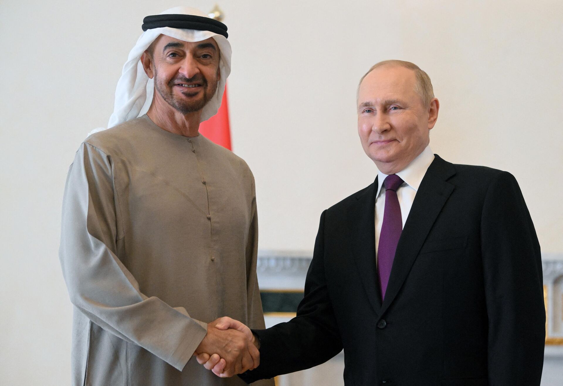 Predsednik UAE, šeik Muhamed bin Zajed al Nahjan i ruski predsednik Vladimir Putin u Sankt Peterburgu 11. oktobra. - Sputnik Srbija, 1920, 16.10.2022