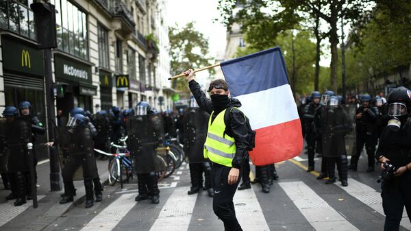 Demonstranti i policija na protestu u Parizu - Sputnik Srbija