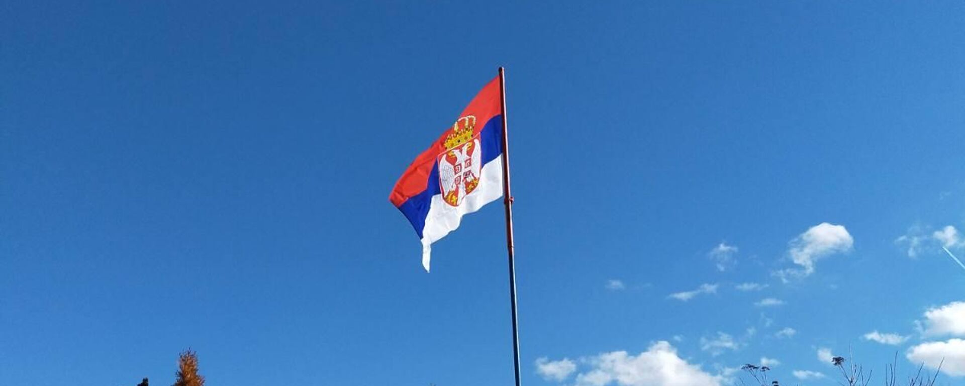 Nova zastava Srbije na spomeniku ubijenim i kidnapovanim Srbima u Velikoj Hoči - Sputnik Srbija, 1920, 18.11.2022