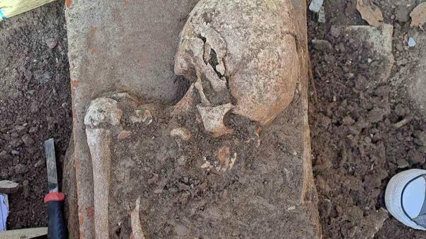 Skelet sa veštački deformisanom lobanjom, ovo je dokaz da je u Naisusu živela i pripadnica germanskog plemena Gepidi, naroda koji je pre primanja hrišćanstva upražnjavao taj običaj. - Sputnik Srbija
