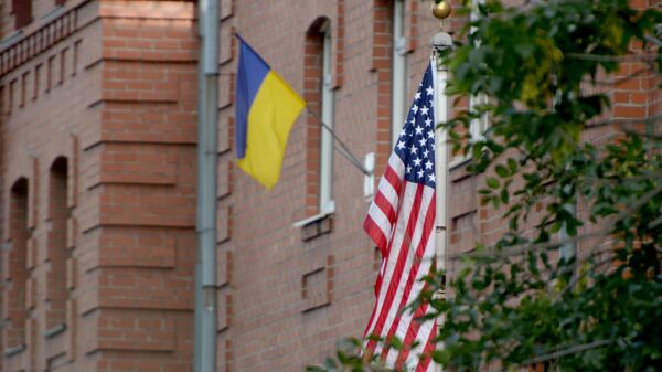 Zastave Ukrajine i SAD/ Zgrada generalnog konzulata SAD u Jekaterinburgu - Sputnik Srbija