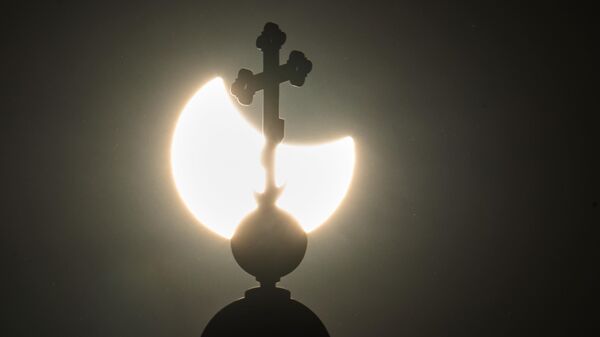 Делимично помрачење Сунца посматрано у Санкт Петербургу - Sputnik Србија