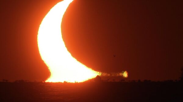 Delimično pomračenje Sunca uočeno na zalasku u blizini Novosibirska - Sputnik Srbija
