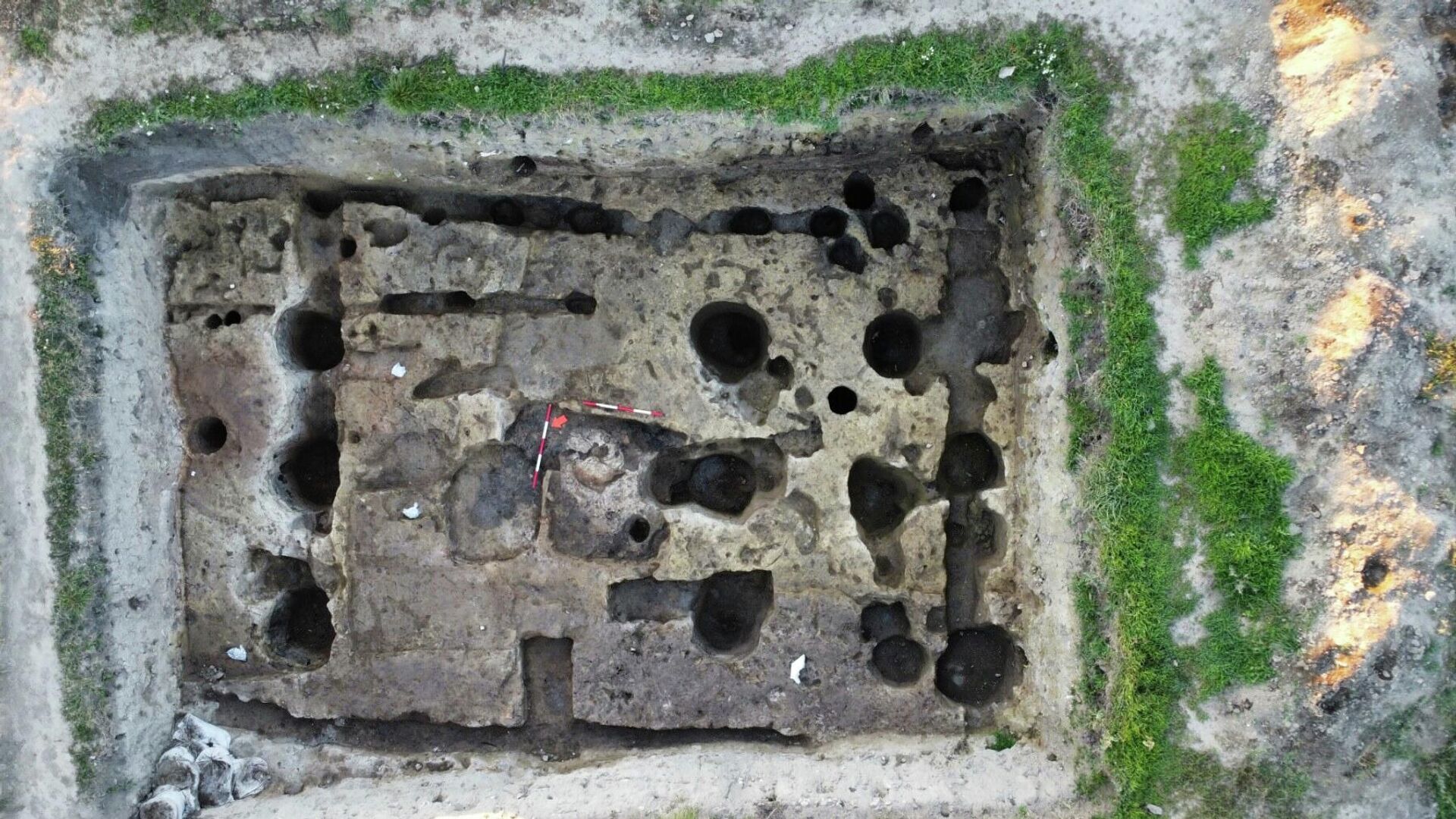 Žuta kuća koja je pronađena ima i savršeno sačuvano vatrište, ognjište  - Sputnik Srbija, 1920, 30.10.2022