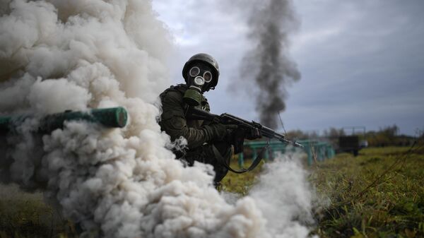 Руски војник са гас маском - Sputnik Србија