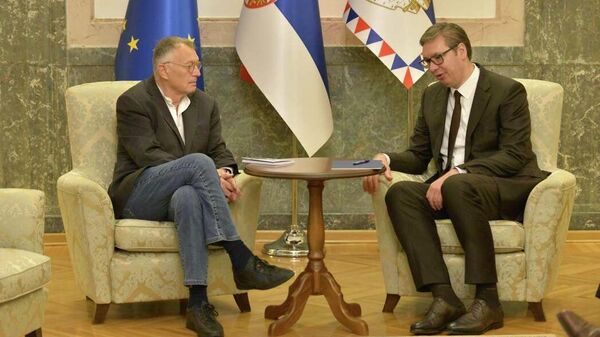 Predsednik Srbije Aleksandar Vučić sa francuskim književnikom Patrikom Besonom - Sputnik Srbija