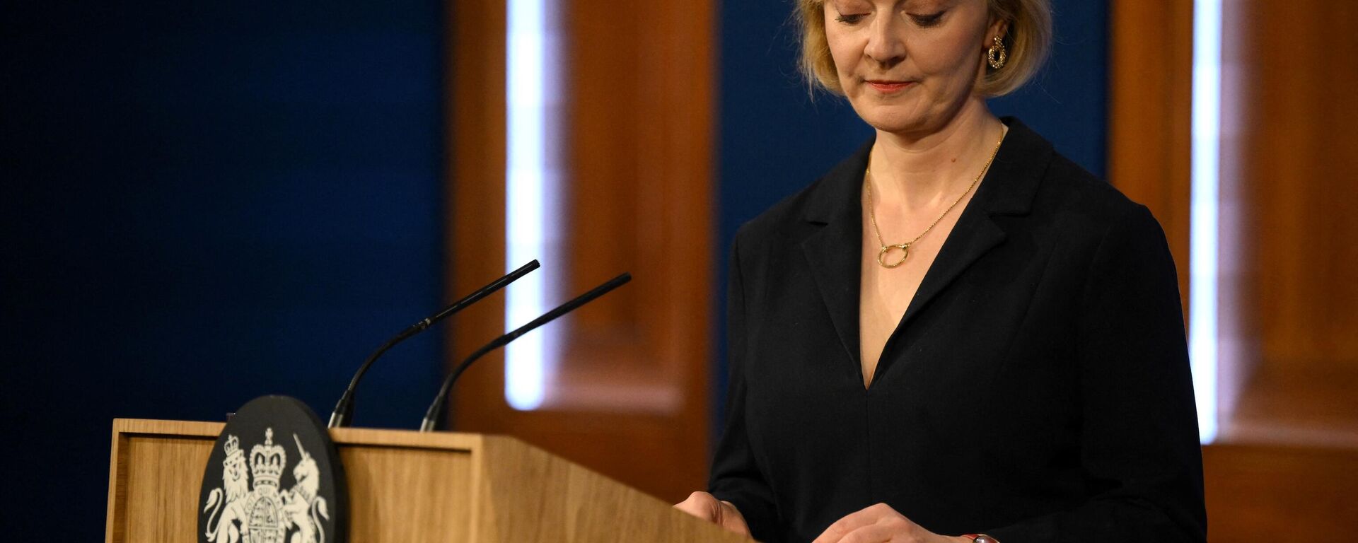 Britain's Prime Minister Liz Truss looks down during a press conference in the Downing Street Briefing Room in central London on October 14, 2022 - Sputnik Србија, 1920, 01.11.2022