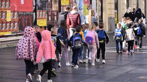 Mališani predškolskog uzrasta u Knez Mihailovoj ulici u Beogradu - Sputnik Srbija