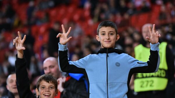  Dečaci pozdravljaju sa tri prsta - Sputnik Srbija