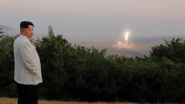 Severnokorejski lider Kim Džong Un prisustvuje ispaljivanju rakete, arhivska fotografija - Sputnik Srbija