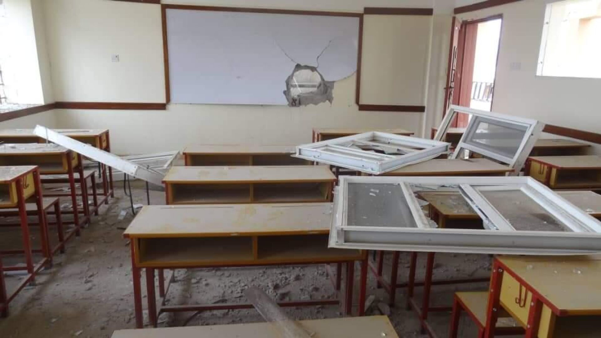 Уништена учионица у школи у Јемену - Sputnik Србија, 1920, 03.11.2022