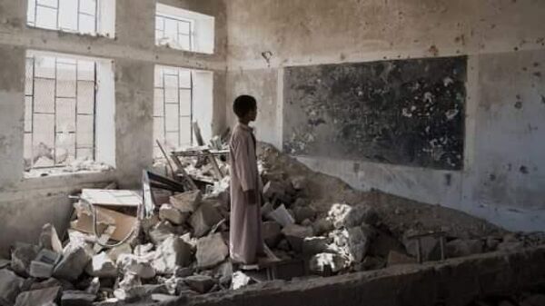 Ђак у рушевинама школе у Јемену - Sputnik Србија