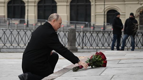 Председник Русије Владимир Путин полаже цвеће - Sputnik Србија