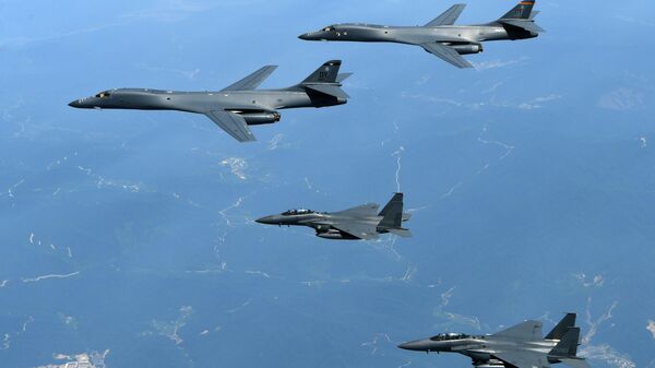 Američki strateški bombarderi B-1B sa pratnjom korejskih lovaca F-15 - Sputnik Srbija