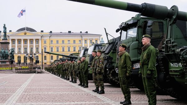 Припадници финске војске испред зграде Сената у Хелсинкију - Sputnik Србија