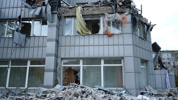 Хотел у Алчевску који су украјинске снаге гранатирале системом Химарс - Sputnik Србија