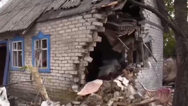 Кућа у Доњецку уништена у украјинском гранатирању - Sputnik Србија