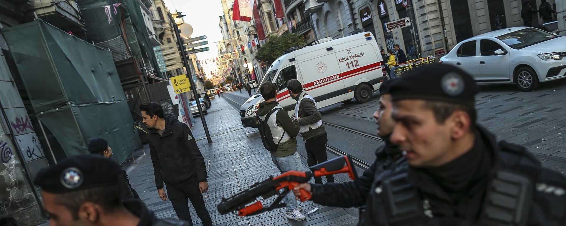 Policija i ekipe hitne pomoći na mestu eksplozije u Istanbulu - Sputnik Srbija, 1920, 13.11.2022
