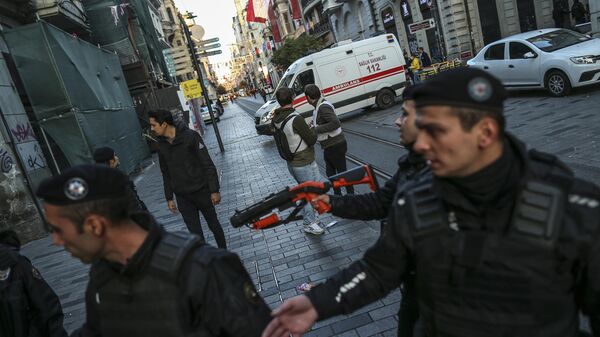 Полиција и екипе хитне помоћи на месту експлозије у Истанбулу - Sputnik Србија