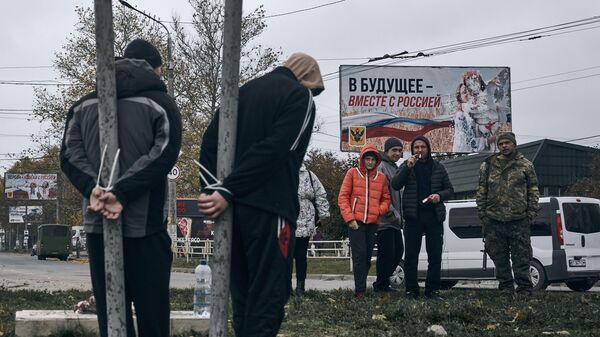 Represije u Hersonu: Objavljena fotografija ljudi, vezanih za stubove  - Sputnik Srbija