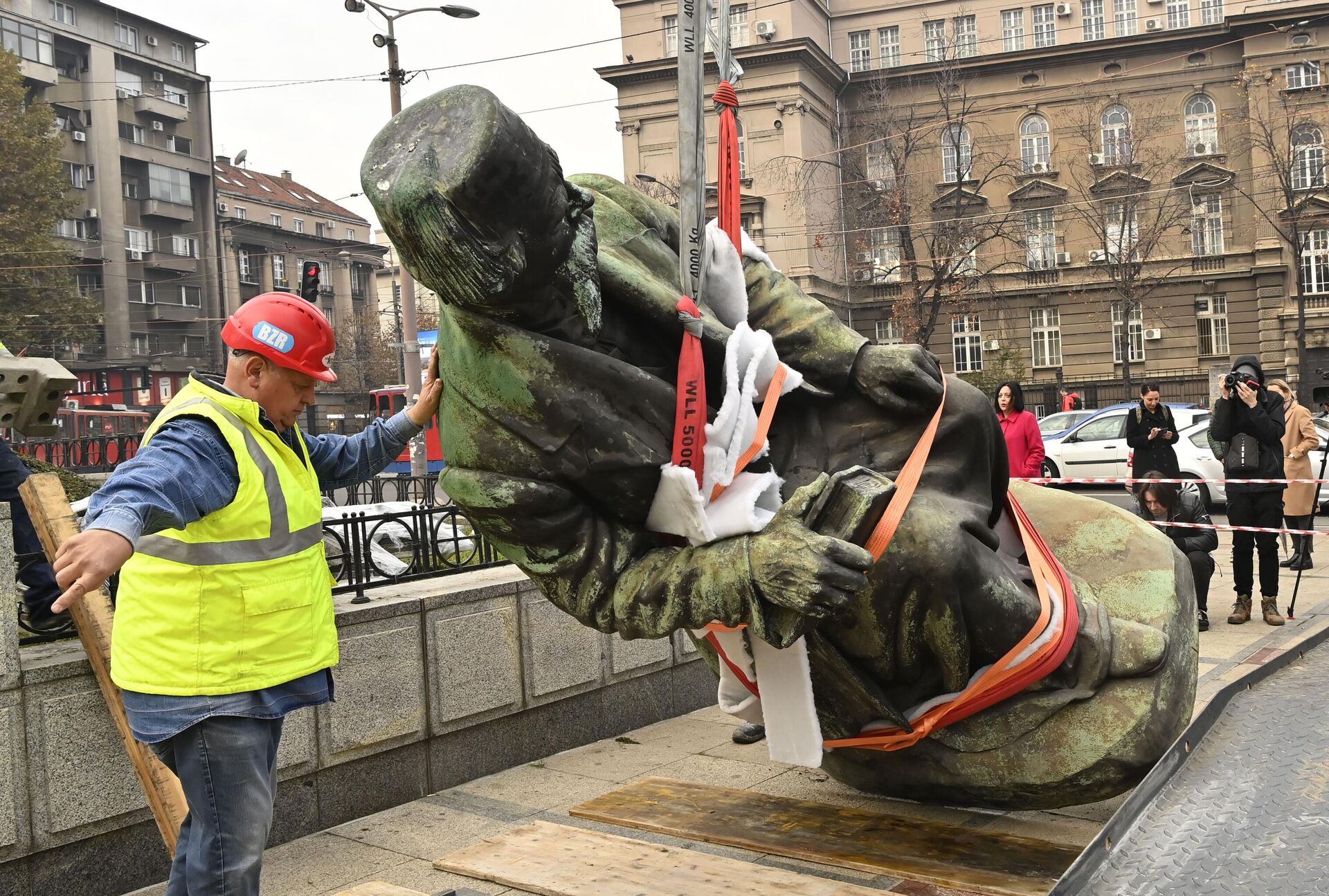 Bronzana skulptura Vuka Karadžića na uglu Bulevara kralja Aleksandra i Ruzveltove ulice u Beogradu, danas je demontirana i biće preneta u atelje vajara Zorana Kuzmanovića u Smederevu koji će obaviti restauraciju.  - Sputnik Srbija, 1920, 16.11.2022