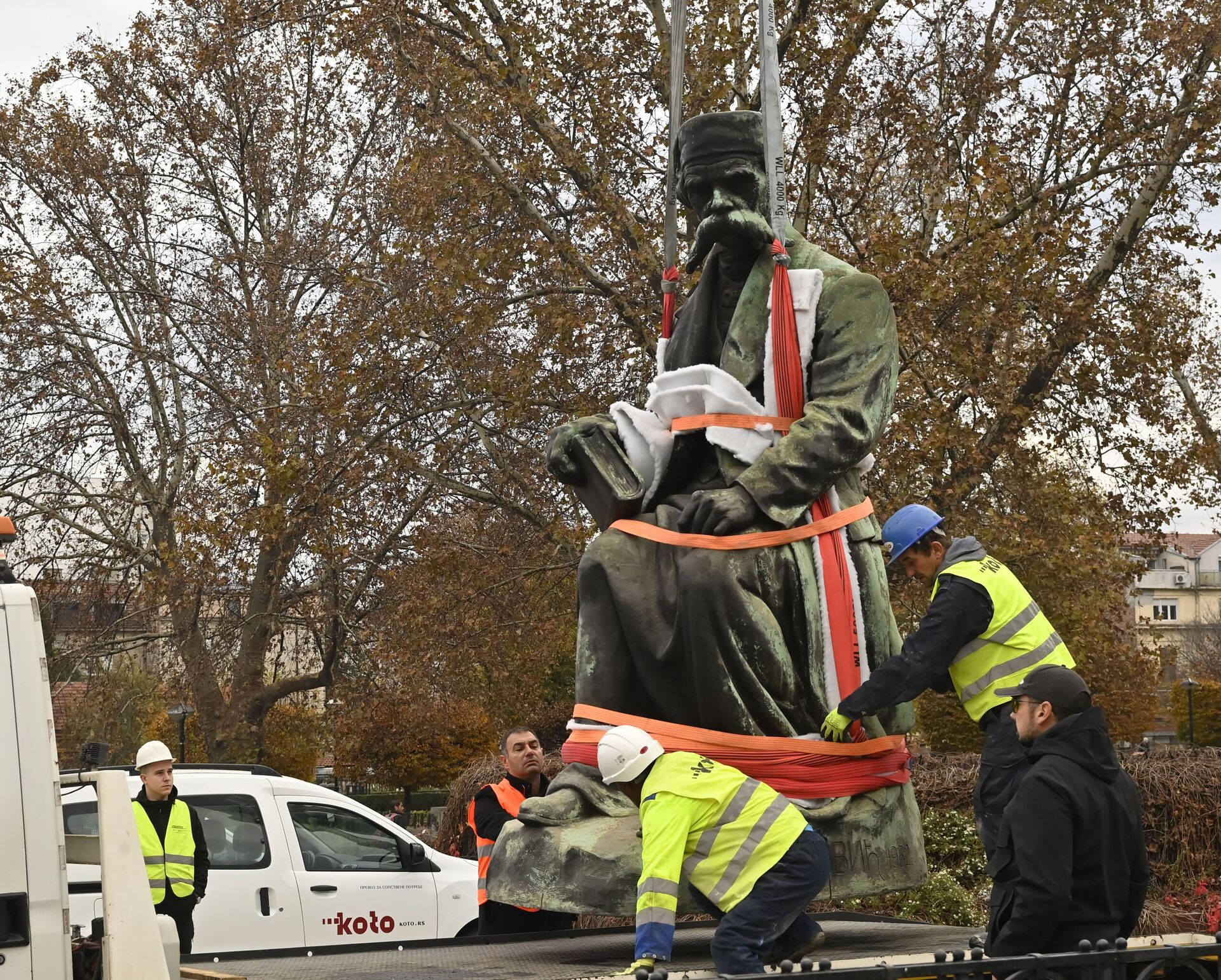 Бронзана скулптура Вука Карaџића на углу Булевара краља Александра и Рузвелтове улице у Београду, данас је демонтирана и биће пренета у атеље вајара Зорана Кузмановића у Смедереву који ће обавити рестаурацију.  - Sputnik Србија, 1920, 16.11.2022