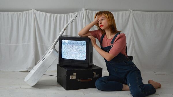 Девојка са старим телевизором - Sputnik Србија