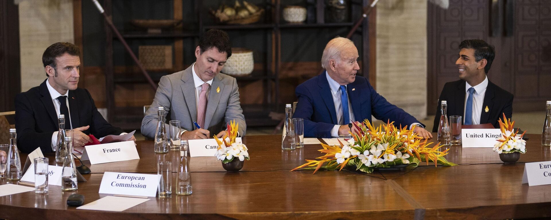 Predsednik Džo Bajden razgovara sa britanskim premijerom Rišijem Sunakom dok francuski predsednik Emanuel Makron, levo, i kanadski premijer Džastin Trudo slušaju tokom sastanka lidera G7 i NATO-a na Baliju - Sputnik Srbija, 1920, 20.11.2022