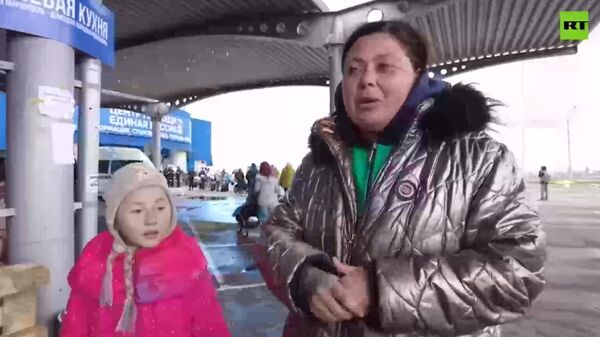 Stanovnica Marijupolja sa ćerkom koja sada može da uči ruski jezik - Sputnik Srbija