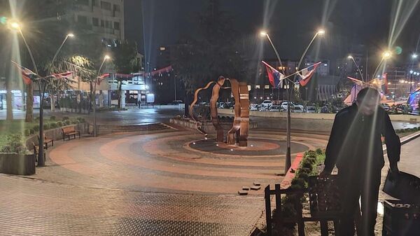 Пусте улице северне Косовске Митровице увече на Аранђеловдан - Sputnik Србија