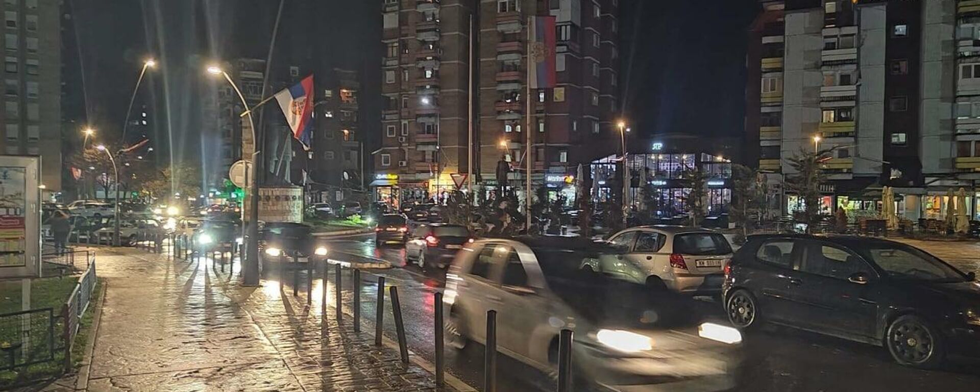 Kosovska Mitrovica uoči početka primene odluke Prištine o kažnjavanju vozača čiji automobili nemaju tzv. RKS tablice - Sputnik Srbija, 1920, 21.11.2022