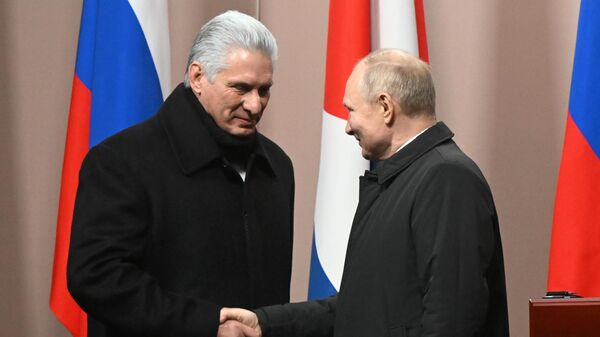 Vladimir Putin i Migel Dijas Kanel Bermudez - Sputnik Srbija
