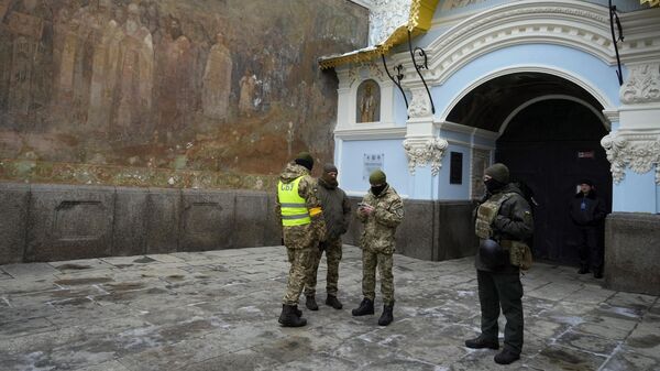 Pripadnici Službe bezbednosti Ukrajine tokom pretresa Kijevsko-pečerske lavre u Kijevu - Sputnik Srbija