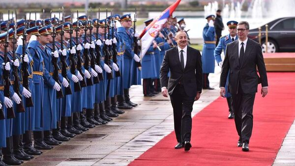 Presednik Aleksandar Vučić priredio je danas, ispred Palate Srbija, svečani doček za predsednika Azerbejdžana Ilhama Alijeva, koji je doputovao u zvaničnu posetu Beogradu - Sputnik Srbija