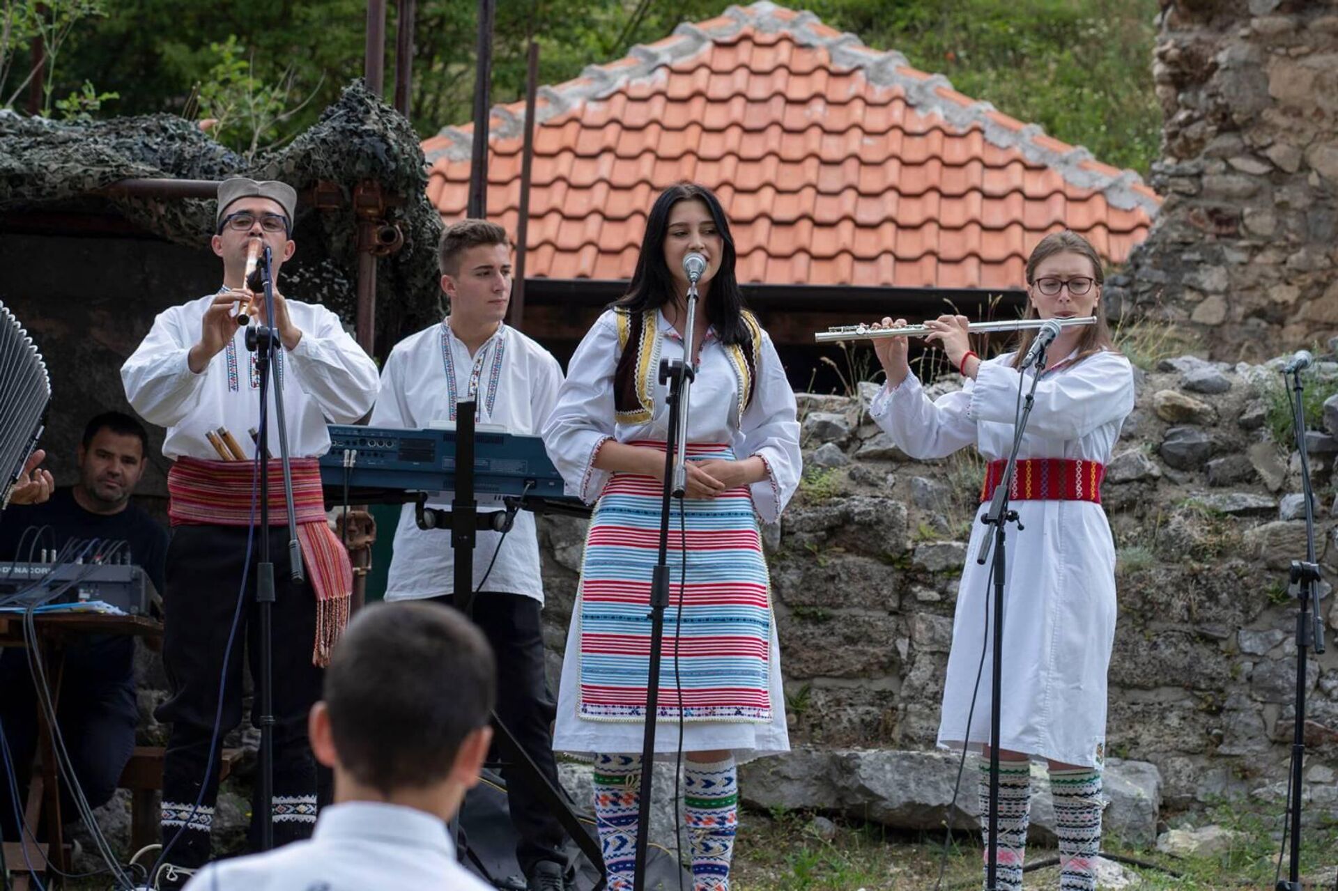Etno grupa KOS, u kojoj Mitić svira, izvodi tradicionalne pesme sa Kosova i Metohije - Sputnik Srbija, 1920, 25.11.2022