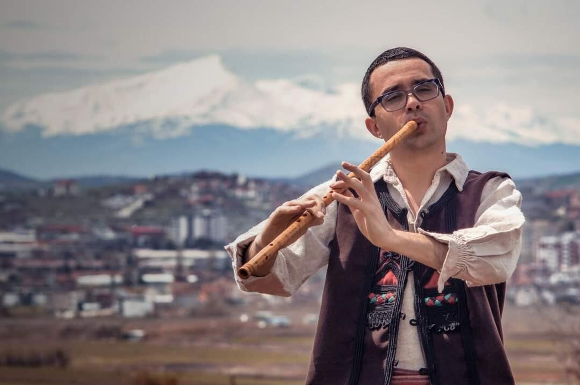 Mitić svira na svim tradicionalnim srpskim instrumentima, fruli, kavalu, gajdama, okarinu, dvojnicama - Sputnik Srbija, 1920, 25.11.2022
