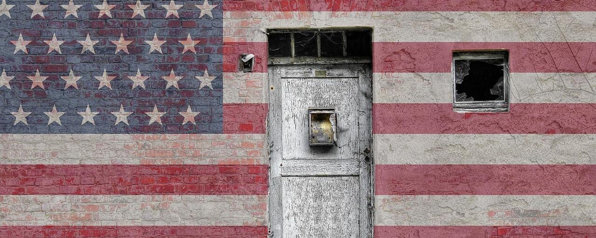 Америчка застава осликана на оронулом зиду на ком су врата и прозор - Sputnik Србија, 1920, 26.11.2022