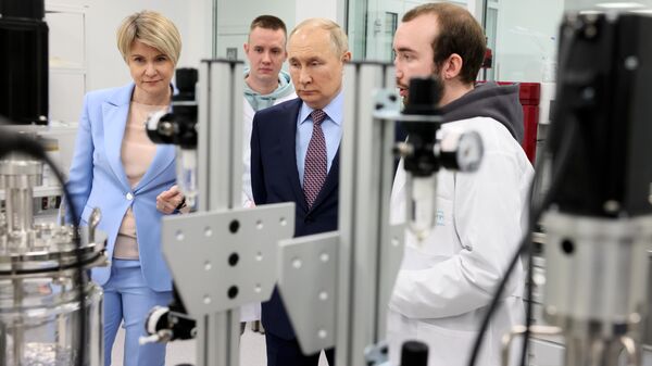 Путин са младин научницима у комплексу Сиријус - Sputnik Србија