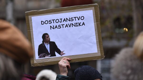 Transparent na protestu prosvetnih radnika  - Sputnik Srbija