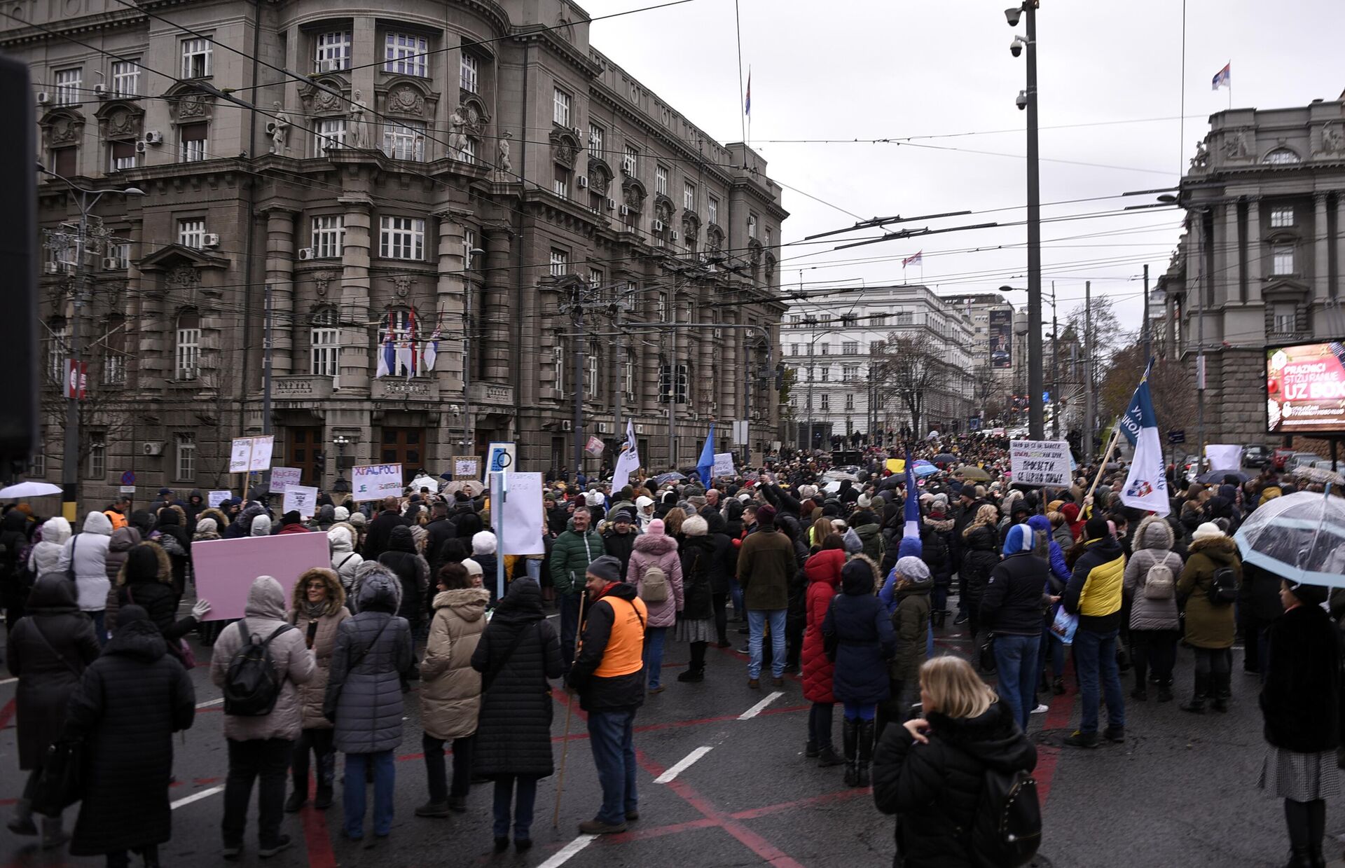 Учесници протеста просветних радника су током протестне шетње на кратко застали испред зграде Владе Србије - Sputnik Србија, 1920, 01.12.2022