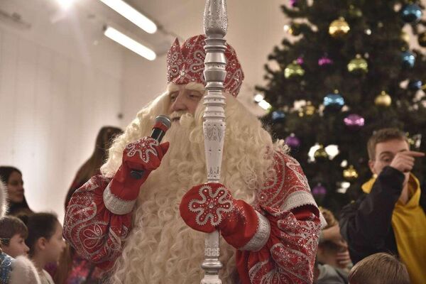 Посета руског Деда Мраза из Великог Устјуга Руском дому - Sputnik Србија