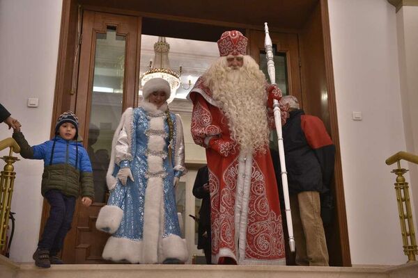 Poseta ruskog Deda Mraza iz Velikog Ustjuga Ruskom domu - Sputnik Srbija