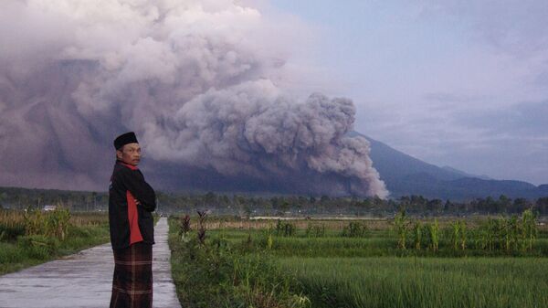 Ерупција вулкана у Индонезији - Sputnik Србија