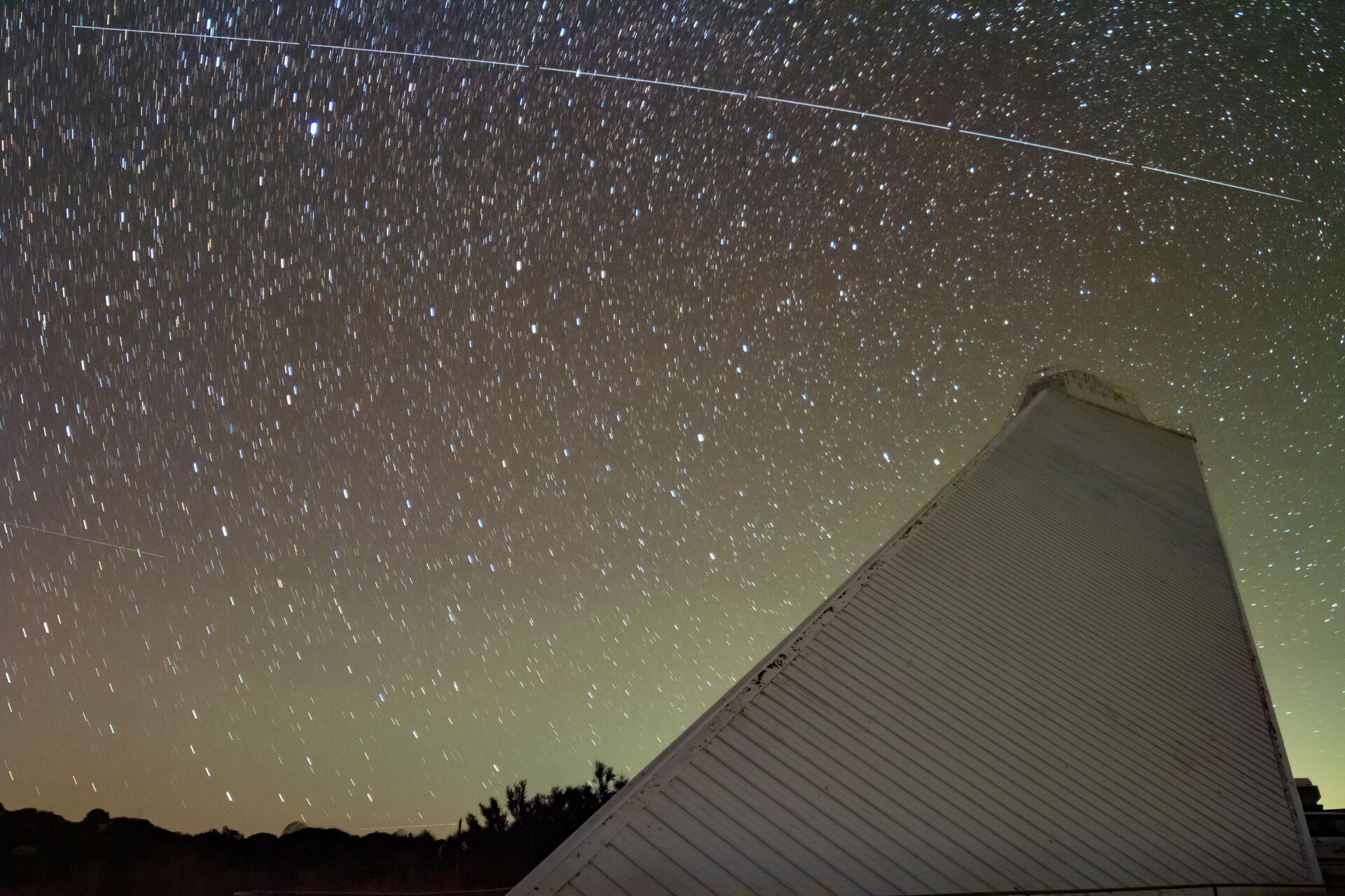 Trail left by BlueWalker 3 over McMath-Pierce Solar Telescope at Kitt Peak National Observatory, a Program of NSF's NOIRLab.    - Sputnik Србија, 1920, 04.12.2022